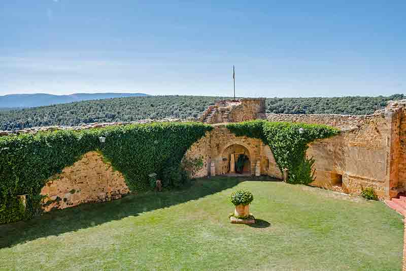 PATIO DE LA IGLESIA CASILLO DE PEDRAZA